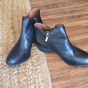 Super cute Lucky boots!